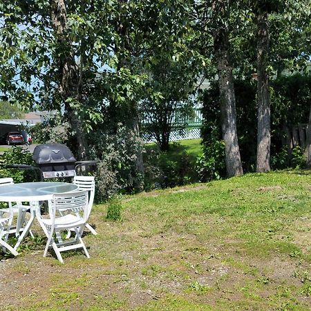 Lower Level Apt 6Ft High Close To Hwy Netflix Wifi Apartment Edmundston Ngoại thất bức ảnh