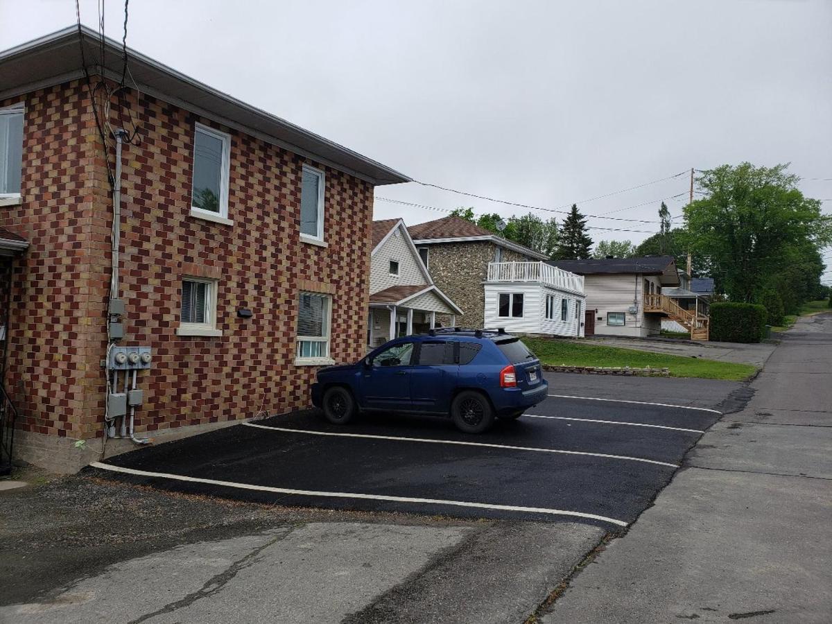 Lower Level Apt 6Ft High Close To Hwy Netflix Wifi Apartment Edmundston Ngoại thất bức ảnh